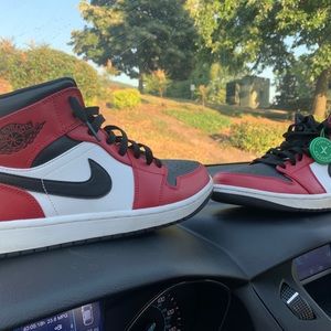 Jordan 1 Mid Chicago Toe